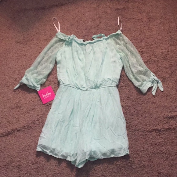A mint green romper with necklace attached - Picture 2 of 2